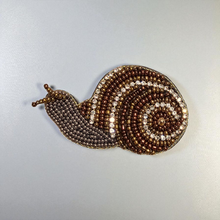 Charger l'image dans la galerie, Broche Helix – Escargot brodé à la main

