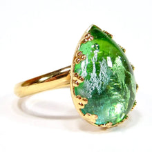 Charger l&#39;image dans la galerie, Bague or avec verre vert fait main
