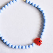 Charger l'image dans la galerie, Collier XL à perles avec crabe - bleu clair
