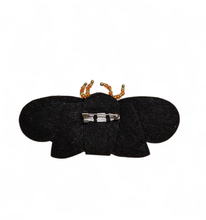 Charger l'image dans la galerie, Broche Pyra – Papillon de nuit brodé à la main
