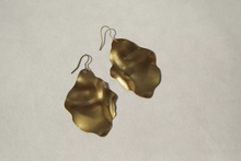 Charger l&#39;image dans la galerie, Oversized irregular brass Earrings
