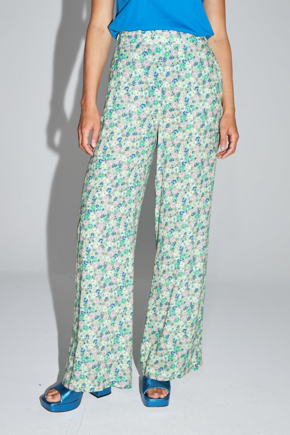 Le Pantalon Max imprimé Gypsy fleuri rose et jaune fabriqué en Italie