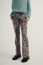 Charger l&#39;image dans la galerie, Le pantalon Randy en velours tapis fleurs bleues
