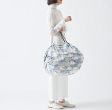 Charger l&#39;image dans la galerie, Shupatto compact foldable shopping bag size L – Floating Clouds
