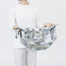 Charger l&#39;image dans la galerie, Shupatto compact foldable shopping bag size L – Floating Clouds
