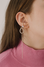 Charger l&#39;image dans la galerie, CRYSTAL PEARLED EAR CUFF
